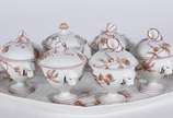 Seis cremeiras e presentoir de porcelana france... - Seis cremeiras e presentoir de porcelana francesa com flores em policromia, laterais na forma de caras de cachorros, marcados Jacob Petit na bas...