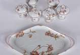 Seis cremeiras e presentoir de porcelana france... - Seis cremeiras e presentoir de porcelana francesa com flores em policromia, laterais na forma de caras de cachorros, marcados Jacob Petit na bas...