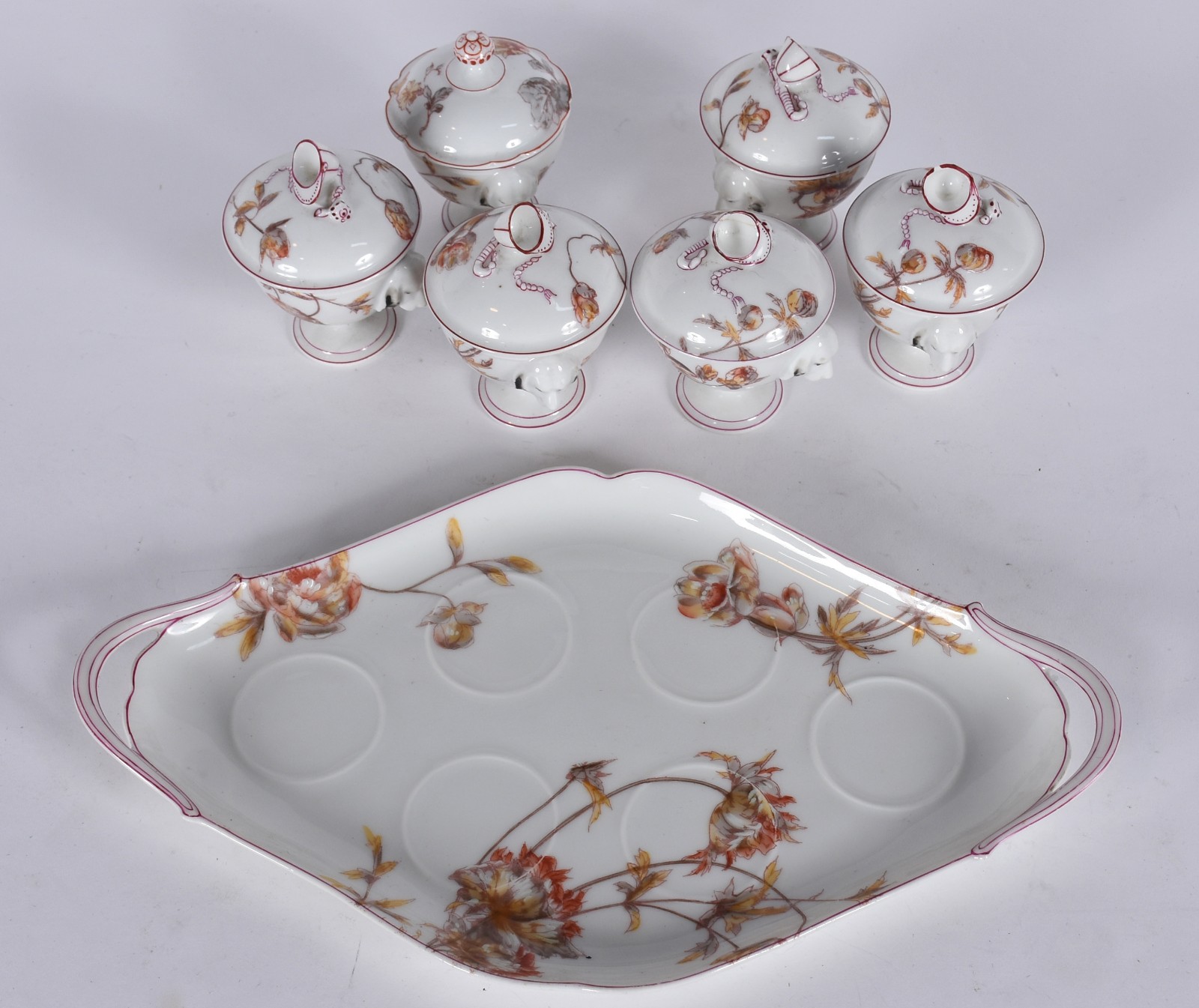 Seis cremeiras e presentoir de porcelana francesa com flores em... - foto 3 de 9