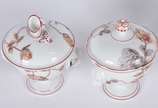 Seis cremeiras e presentoir de porcelana france... - Seis cremeiras e presentoir de porcelana francesa com flores em policromia, laterais na forma de caras de cachorros, marcados Jacob Petit na bas...