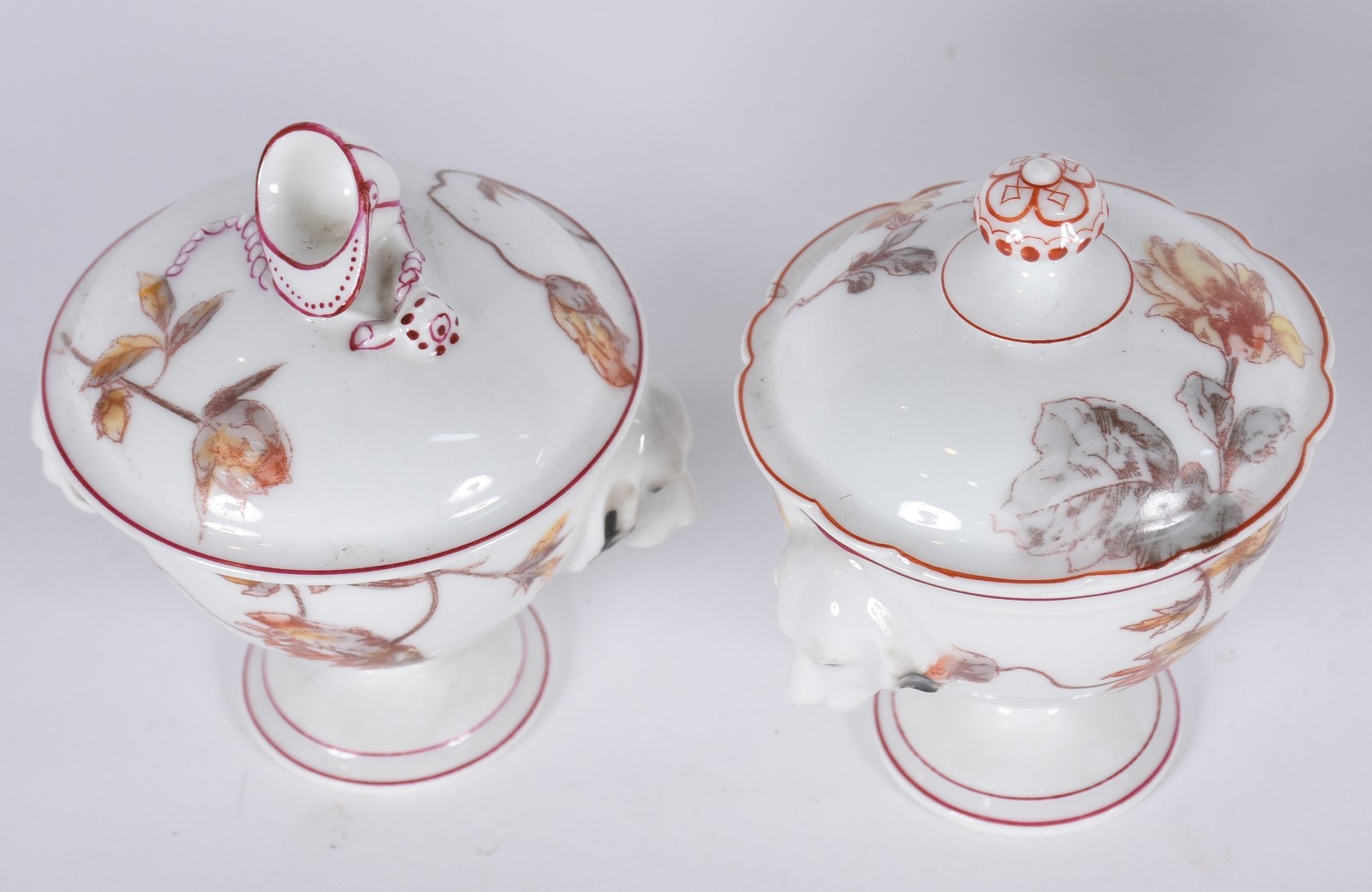 Seis cremeiras e presentoir de porcelana francesa com flores em... - foto 4 de 9