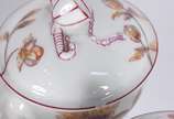 Seis cremeiras e presentoir de porcelana france... - Seis cremeiras e presentoir de porcelana francesa com flores em policromia, laterais na forma de caras de cachorros, marcados Jacob Petit na bas...