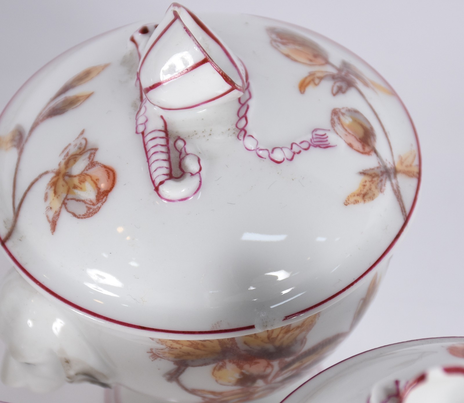 Seis cremeiras e presentoir de porcelana francesa com flores em... - foto 6 de 9