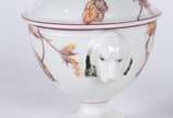 Seis cremeiras e presentoir de porcelana france... - Seis cremeiras e presentoir de porcelana francesa com flores em policromia, laterais na forma de caras de cachorros, marcados Jacob Petit na bas...