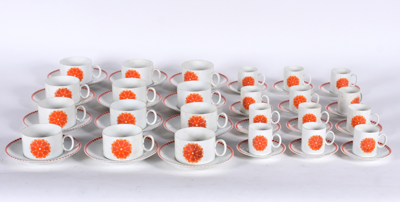 Serviço de chá e café de porcelana Renner composto de: 12 xícaras... - foto 1 de 3