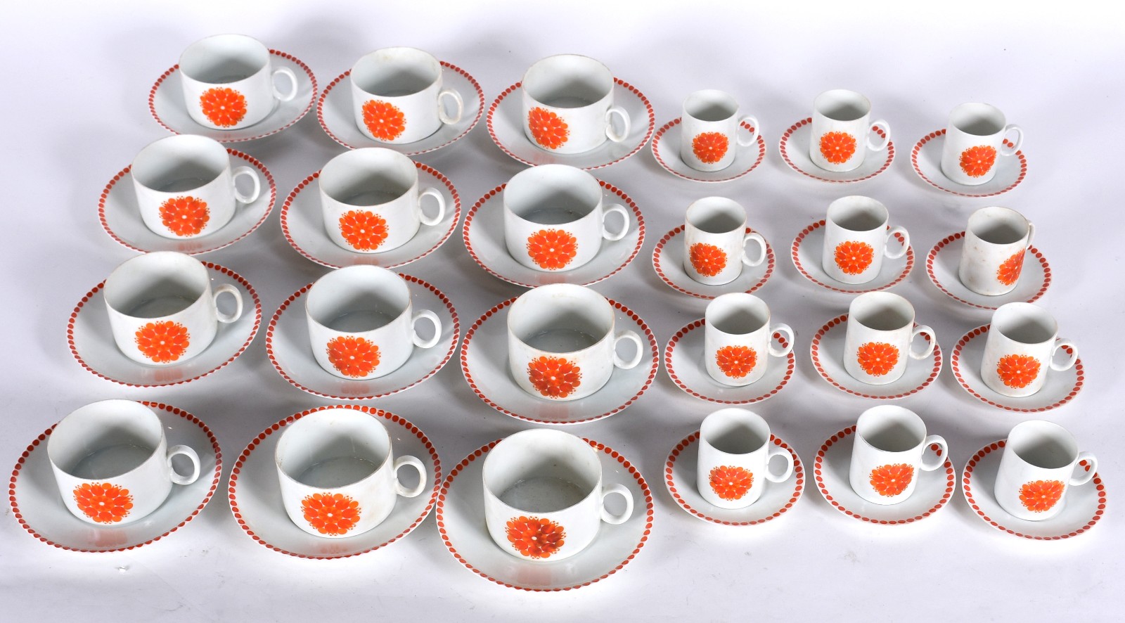 Serviço de chá e café de porcelana Renner composto de: 12 xícaras... - foto 2 de 3