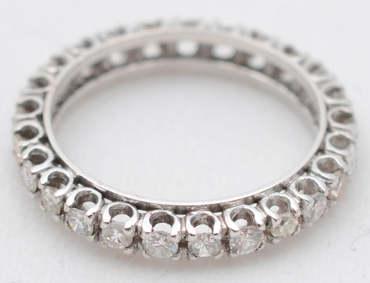 Aliança completa de ouro branco com aproximadamente 1.5 ct de... - foto 2 de 2