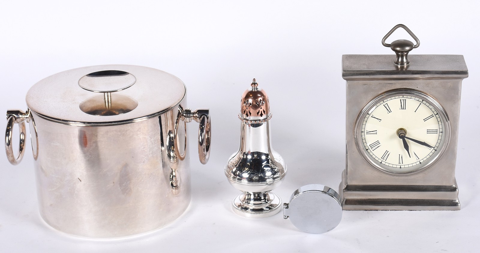 Quatro peças de metal prateado, sendo: relógio de mesa á pilha, balde... - foto 1 de 8