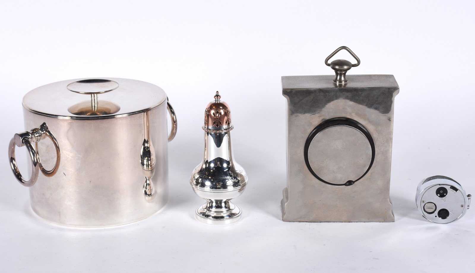 Quatro peças de metal prateado, sendo: relógio de mesa á pilha, balde... - foto 5 de 8