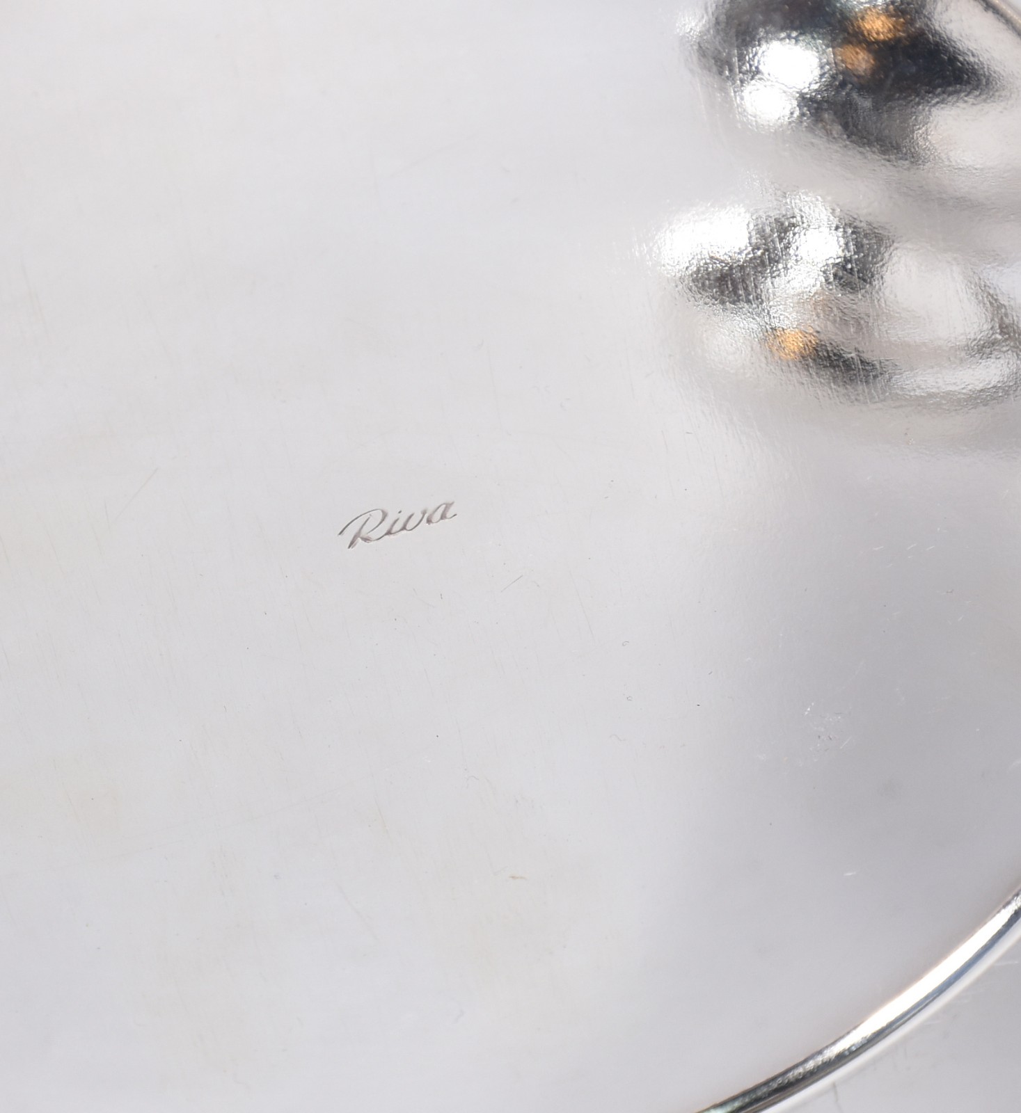 Quatro peças de metal prateado, sendo: relógio de mesa á pilha, balde... - foto 7 de 8