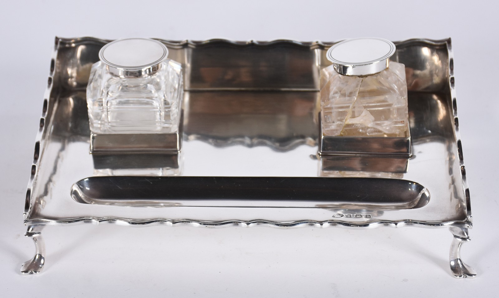Tinteiro de prata inglesa contrastado com 2 recipientes de cristal... - foto 1 de 9