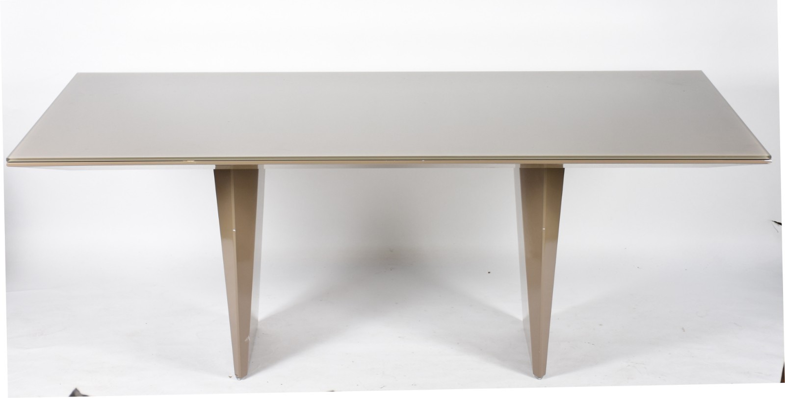 Mesa de jantar com base laqueada e tampo com vidro superposto na cor... - foto 1 de 5