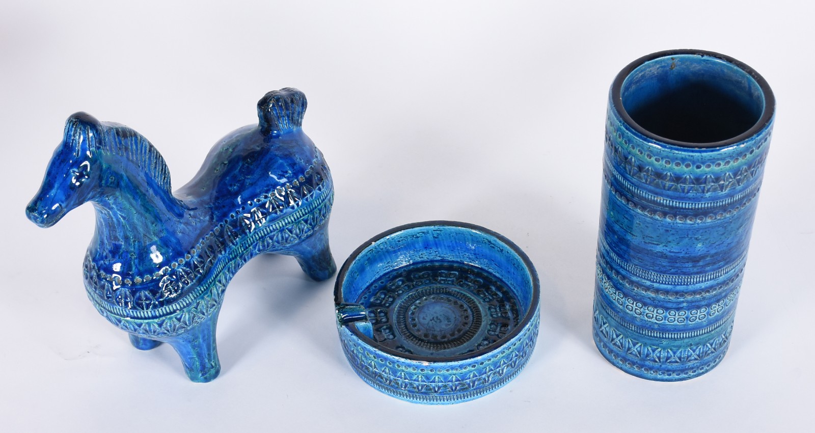 Três peças de cerâmica italiana na cor azul composto de: jarra... - foto 2 de 6