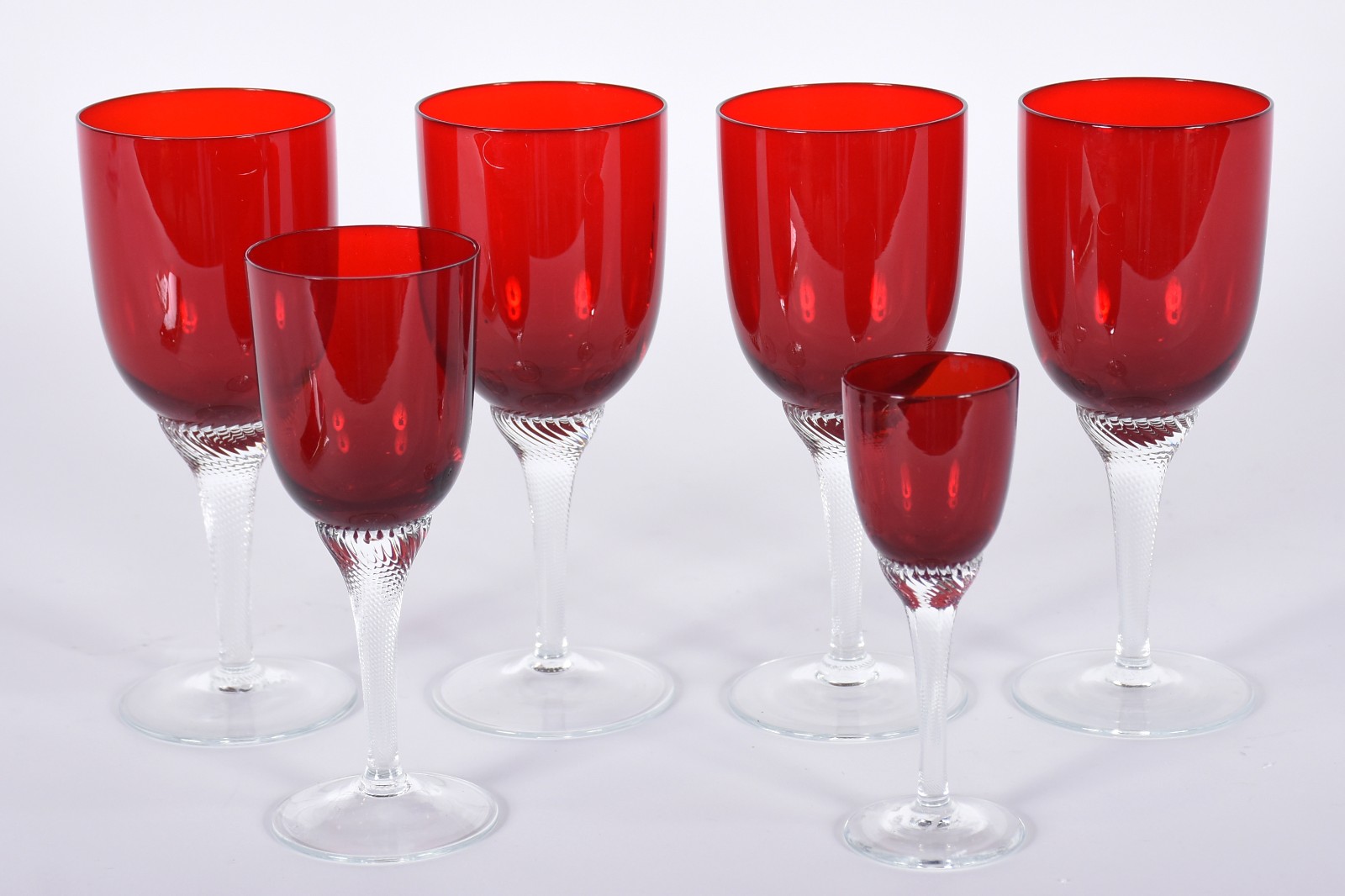 Seis cálices de cristal na cor rubi composto de: 4 para vinho branco... - foto 1 de 3