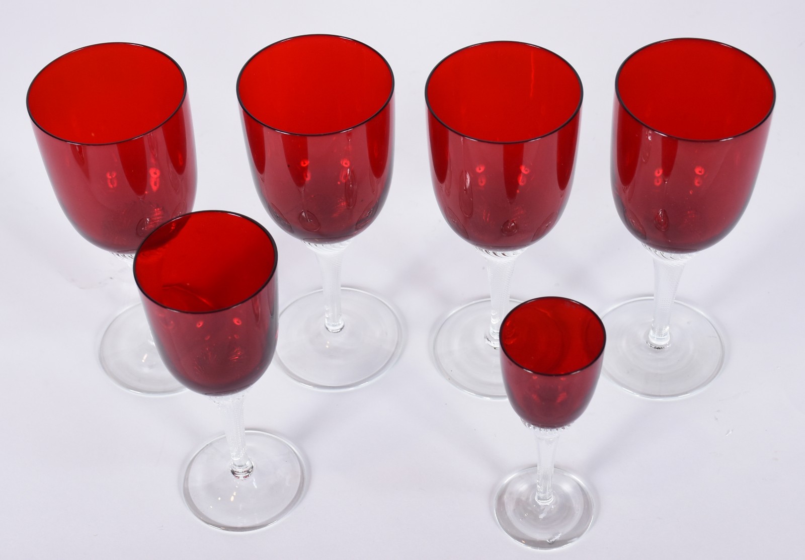 Seis cálices de cristal na cor rubi composto de: 4 para vinho branco... - foto 2 de 3