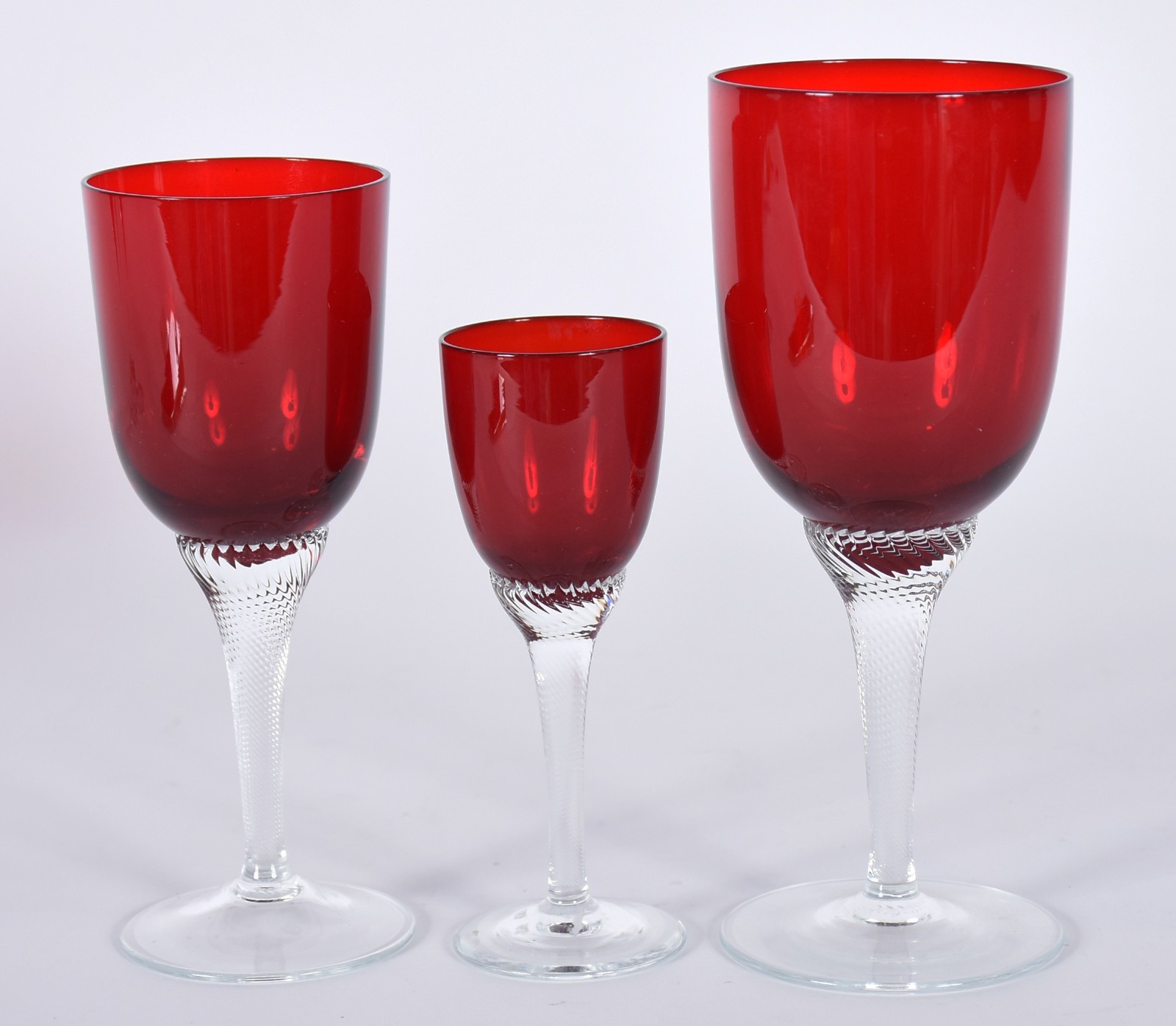 Seis cálices de cristal na cor rubi composto de: 4 para vinho branco... - foto 3 de 3