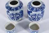 Par de potiches de porcelana chinesa azul e bra... - Par de potiches de porcelana chinesa azul e branca.