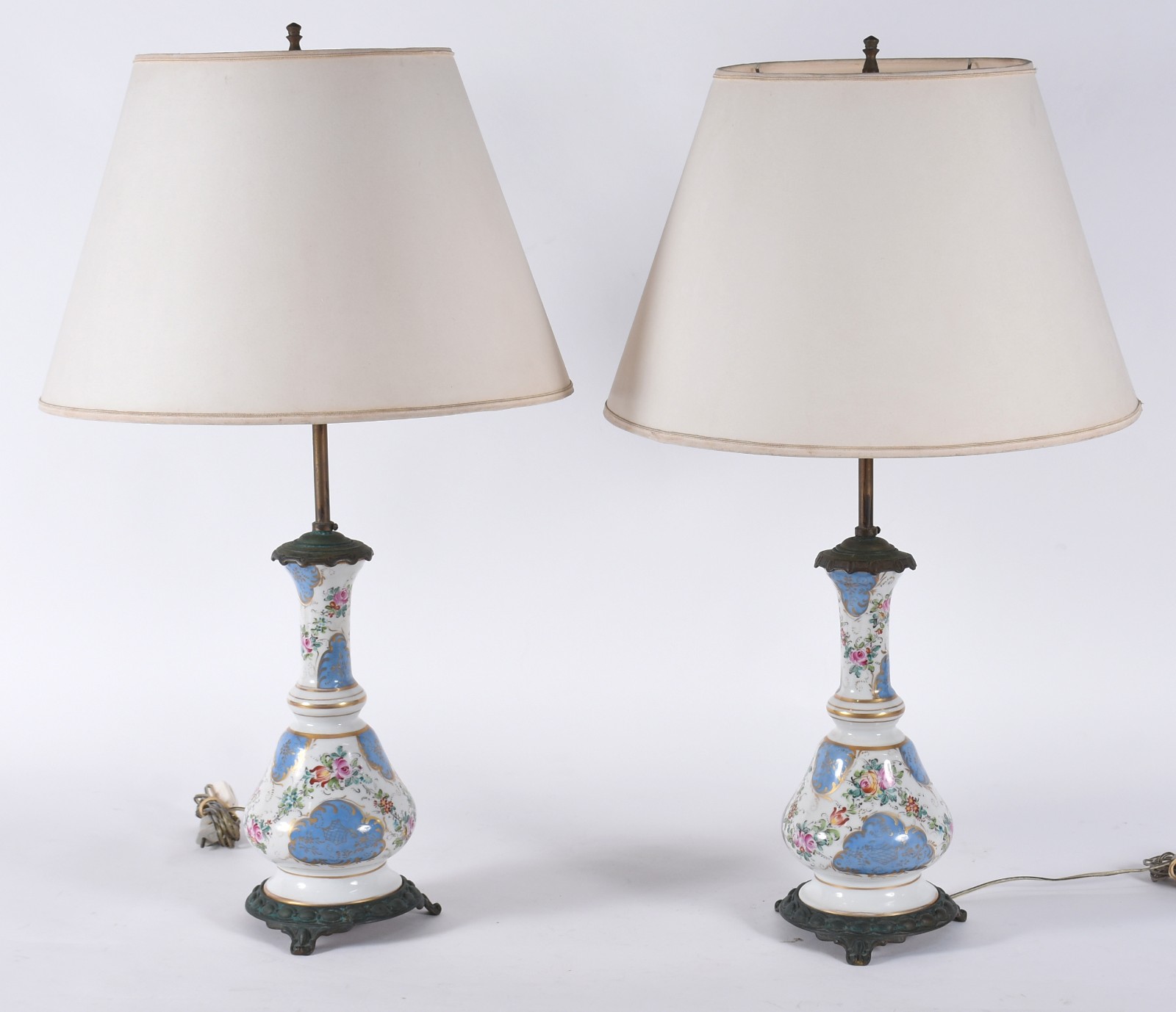 Par de elegantes abatjoures de porcelana francesa de Sèvres, fundo... - foto 1 de 3