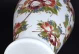 Grande vaso de opalina branca com flores em pol... - Grande vaso de opalina branca com flores em policromia. (pequeno trincado no corpo do vaso).
