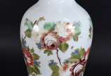 Grande vaso de opalina branca com flores em pol... - Grande vaso de opalina branca com flores em policromia. (pequeno trincado no corpo do vaso).
