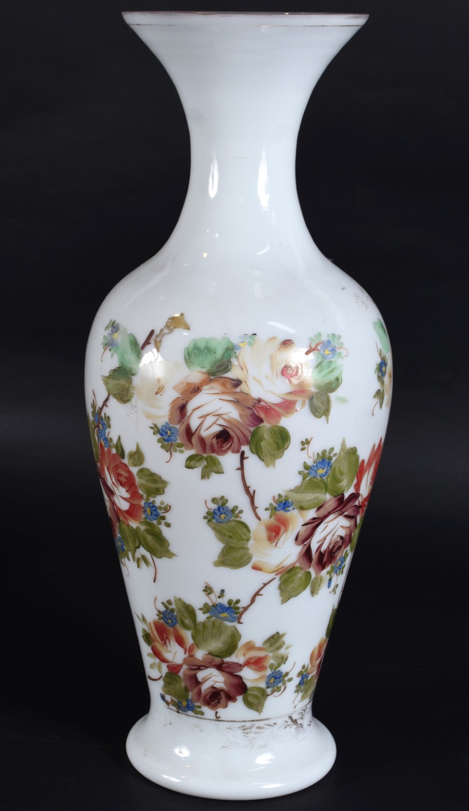 Grande vaso de opalina branca com flores em policromia. (pequeno... - foto 3 de 6