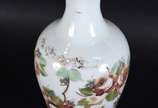 Grande vaso de opalina branca com flores em pol... - Grande vaso de opalina branca com flores em policromia. (pequeno trincado no corpo do vaso).