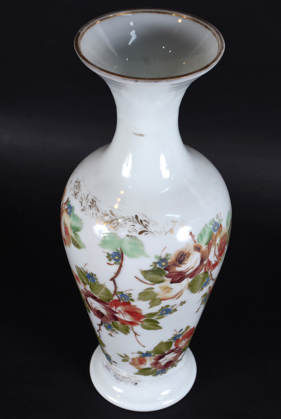 Grande vaso de opalina branca com flores em policromia. (pequeno... - foto 2 de 6