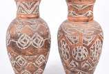 Par de vasos marajoara de cerâmica, um deles co... - Par de vasos marajoara de cerâmica, um deles com pequeno bicado na base.
