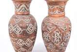 Par de vasos marajoara de cerâmica, um deles co... - Par de vasos marajoara de cerâmica, um deles com pequeno bicado na base.