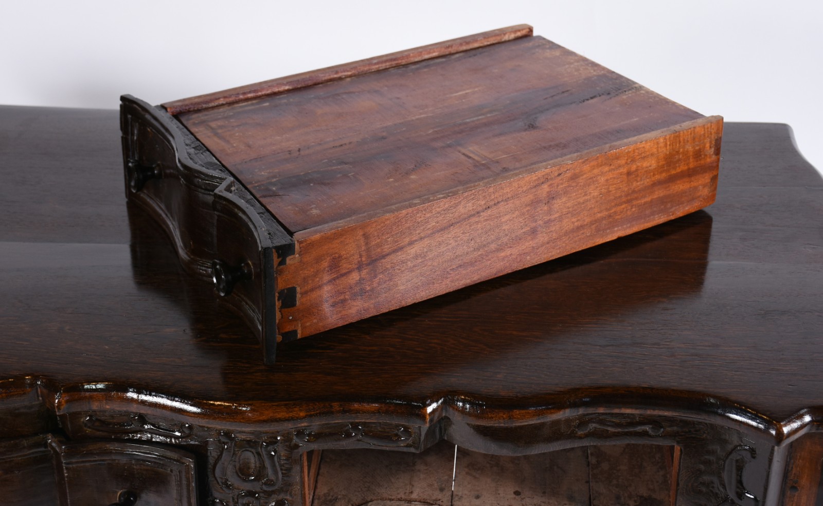 Mesa de encostar de jacarandá com 2 gavetas, saia recortada, pernas... - foto 4 de 5