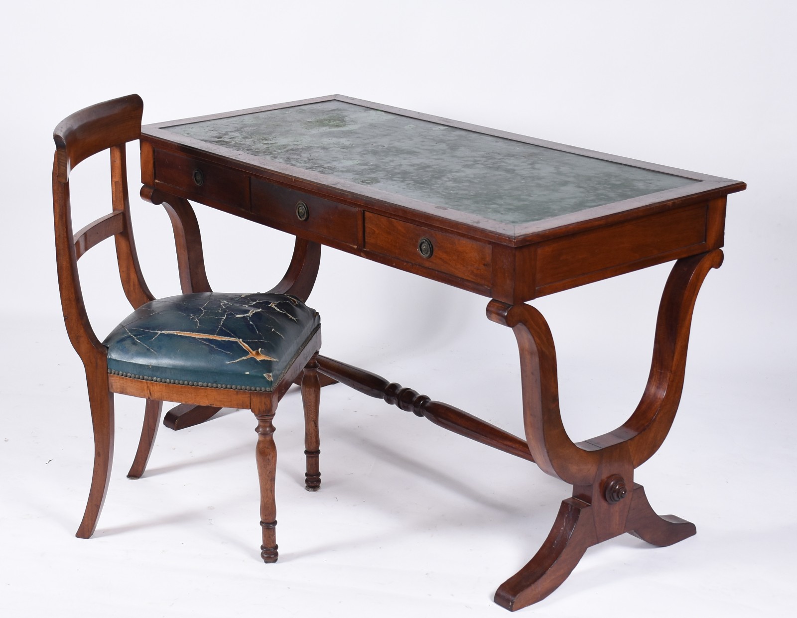 Mesa de escritório de madeira nobre, tres gavetas, pernas na forma de... - foto 1 de 6