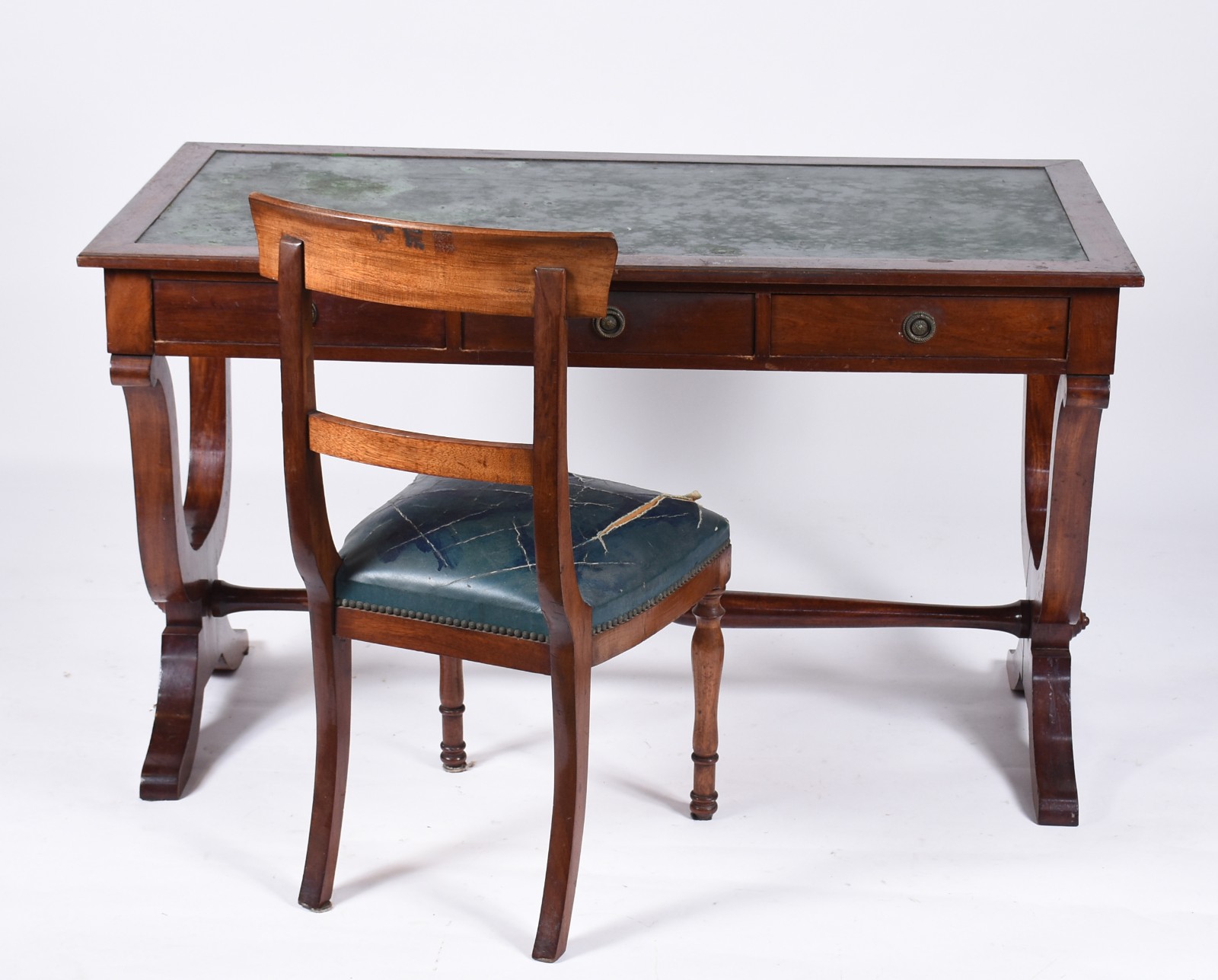 Mesa de escritório de madeira nobre, tres gavetas, pernas na forma de... - foto 2 de 6