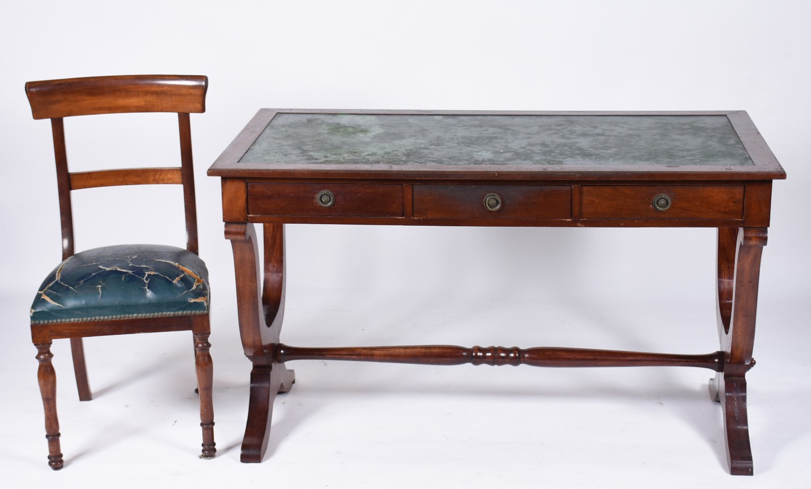 Mesa de escritório de madeira nobre, tres gavetas, pernas na forma de... - foto 3 de 6
