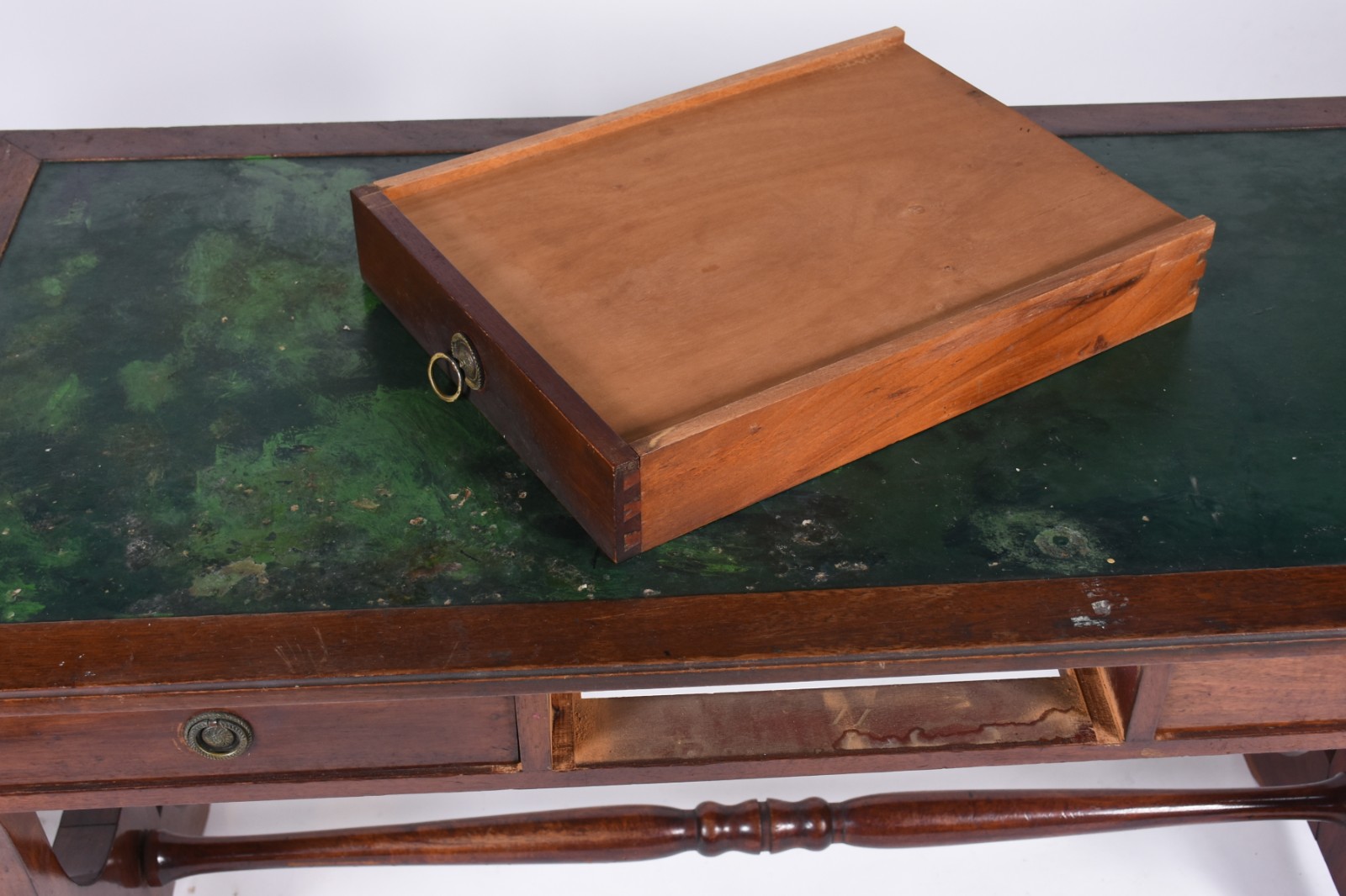 Mesa de escritório de madeira nobre, tres gavetas, pernas na forma de... - foto 4 de 6