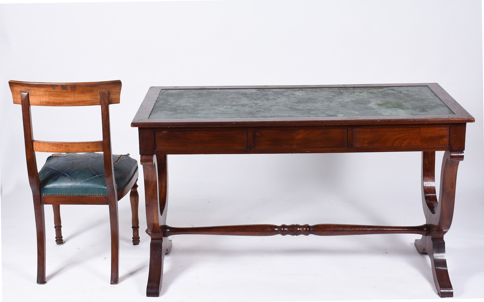 Mesa de escritório de madeira nobre, tres gavetas, pernas na forma de... - foto 6 de 6