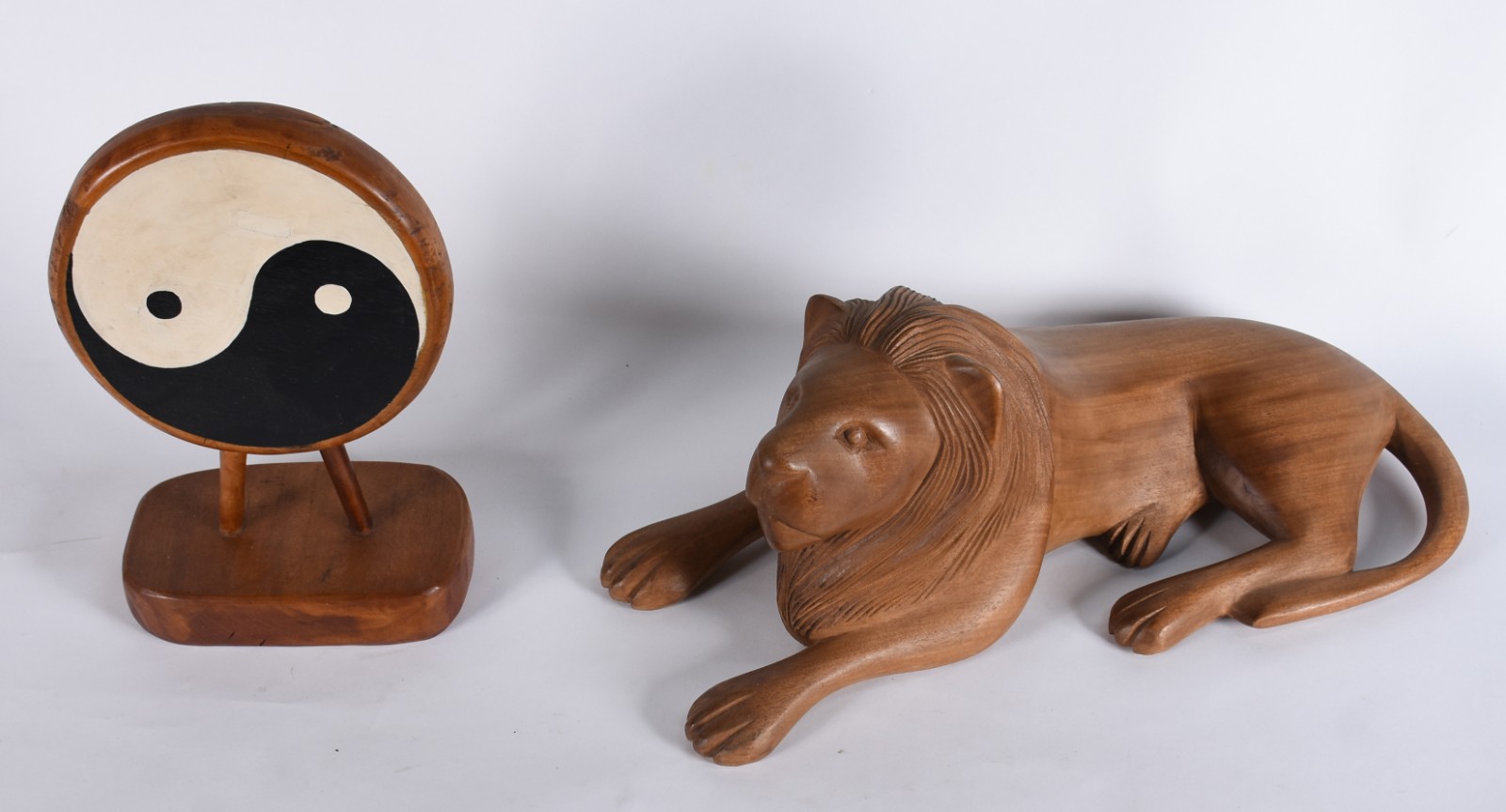 Duas peças de madeira, sendo escultura representando leão e enfeite... - foto 2 de 4