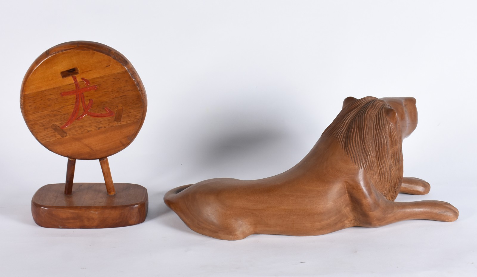 Duas peças de madeira, sendo escultura representando leão e enfeite... - foto 3 de 4