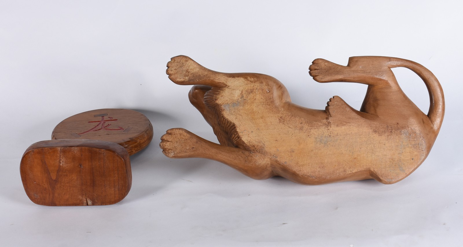 Duas peças de madeira, sendo escultura representando leão e enfeite... - foto 4 de 4