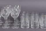 Conjunto de cristal lapidado, sendo 6 cálices p... - Conjunto de cristal lapidado, sendo 6 cálices para vinho, 6 para licor (um bicado), 6 copos para whisky e 5 para água. Total: 23 peças.