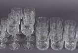 Conjunto de cristal lapidado, sendo 6 cálices p... - Conjunto de cristal lapidado, sendo 6 cálices para vinho, 6 para licor (um bicado), 6 copos para whisky e 5 para água. Total: 23 peças.