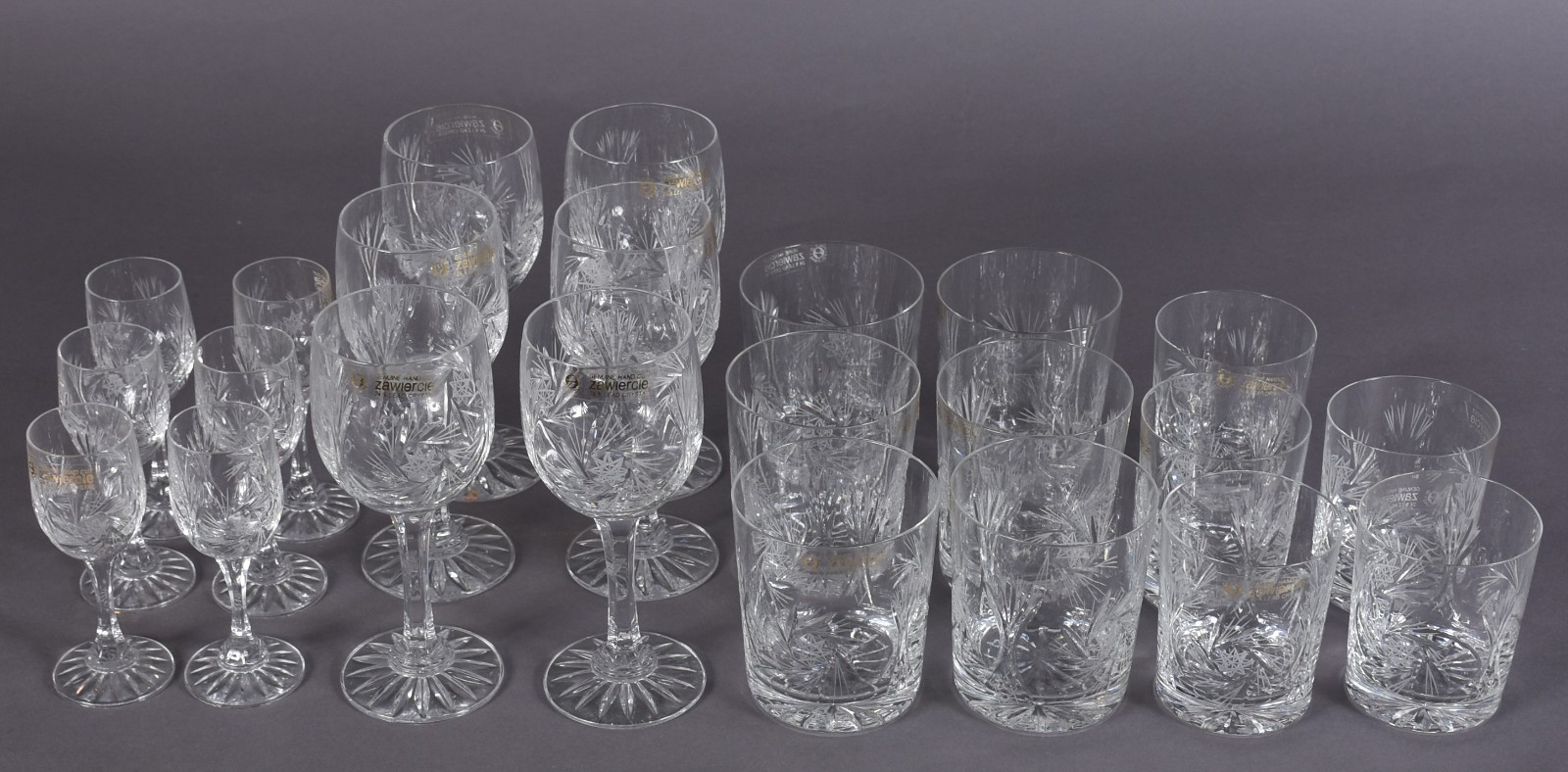 Conjunto de cristal lapidado, sendo 6 cálices para vinho, 6 para... - foto 2 de 5