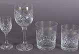 Conjunto de cristal lapidado, sendo 6 cálices p... - Conjunto de cristal lapidado, sendo 6 cálices para vinho, 6 para licor (um bicado), 6 copos para whisky e 5 para água. Total: 23 peças.