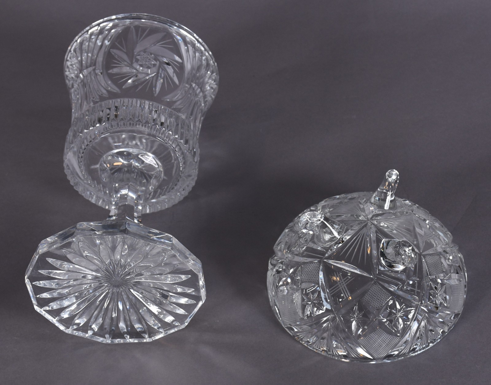 Duas peças de cristal lapidado, sendo: bomboniere e compoteira. - foto 4 de 4