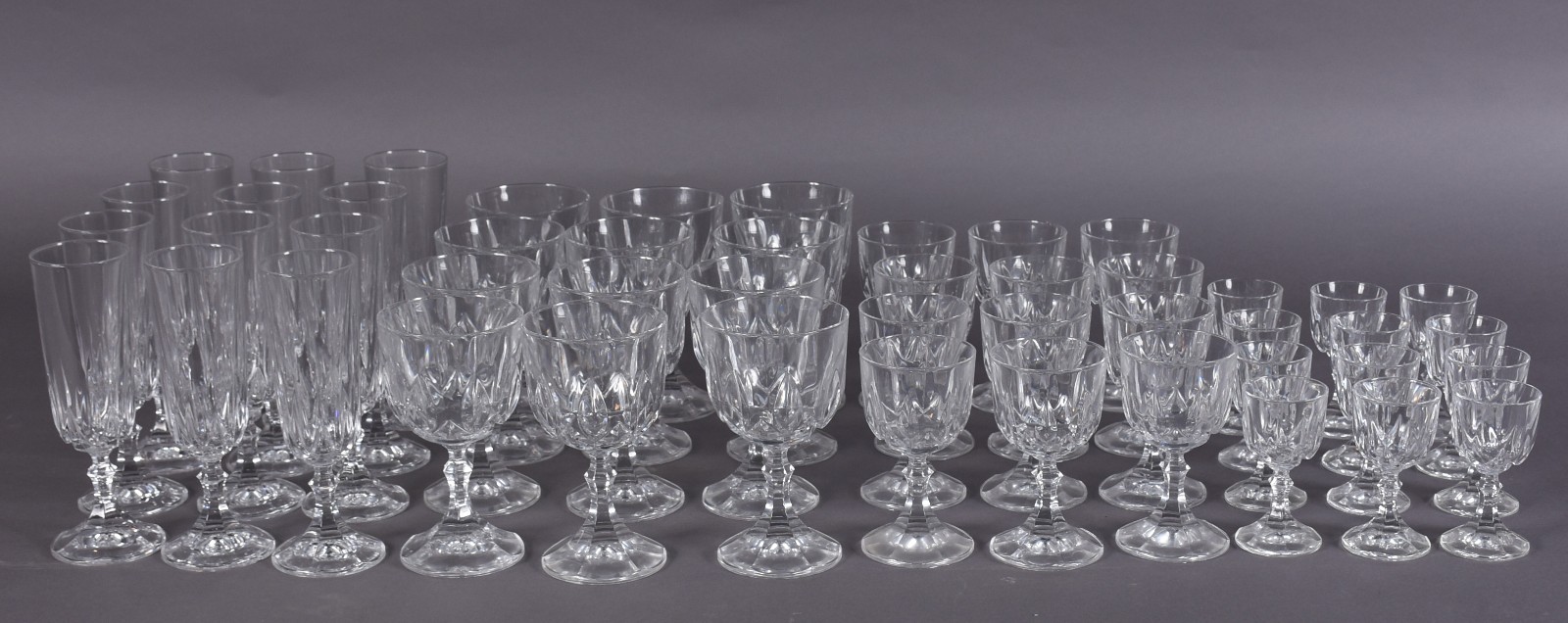 Serviço de cristal lapidado, composto de: 12 cálices para vinho... - foto 1 de 4