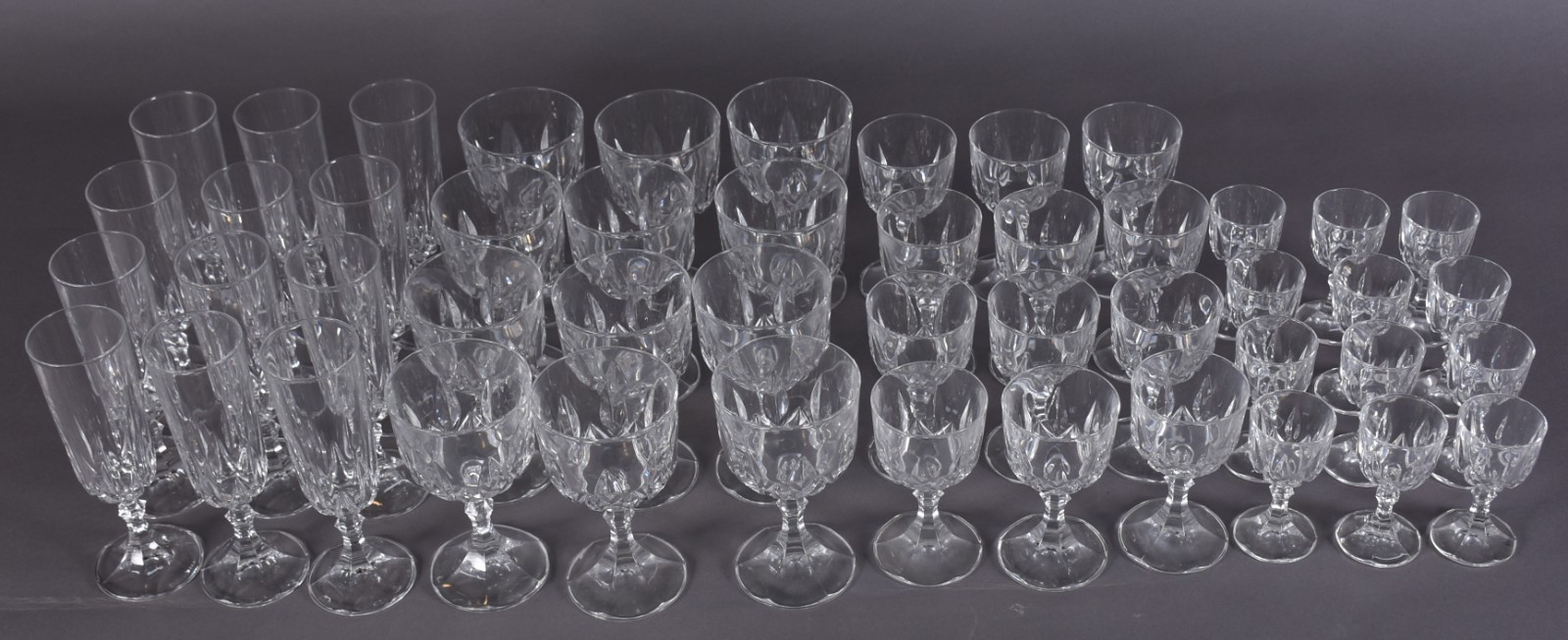 Serviço de cristal lapidado, composto de: 12 cálices para vinho... - foto 3 de 4
