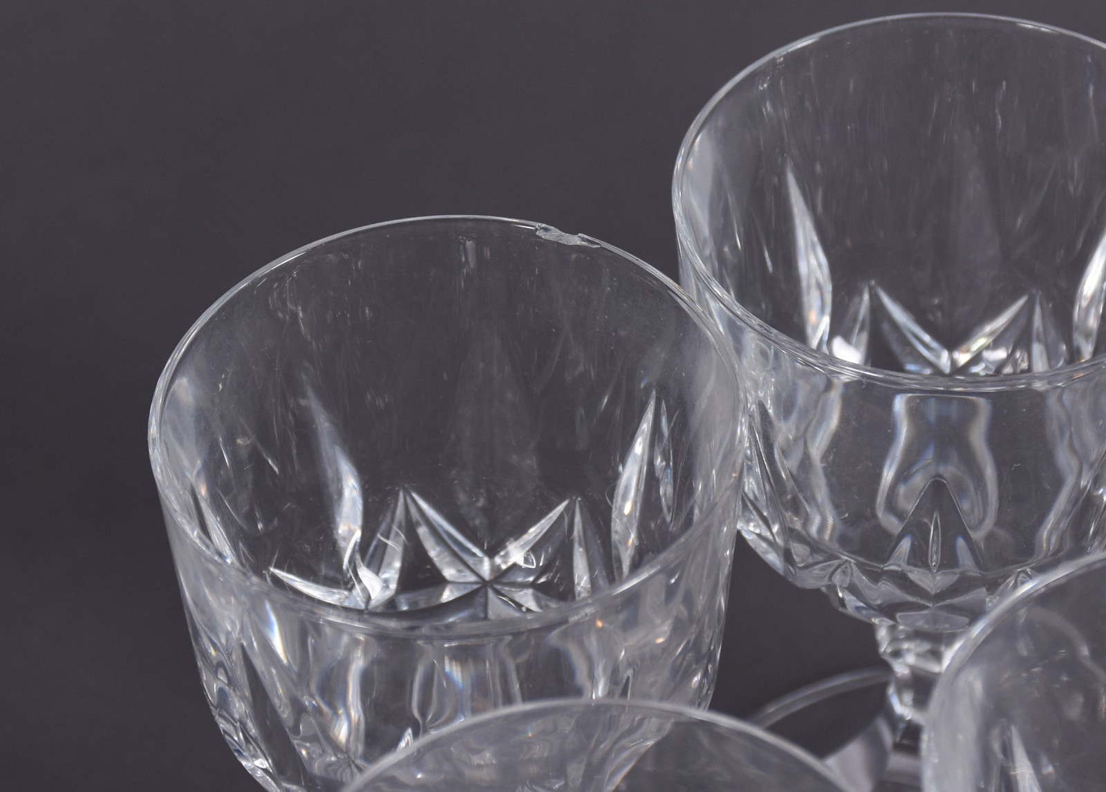 Serviço de cristal lapidado, composto de: 12 cálices para vinho... - foto 4 de 4