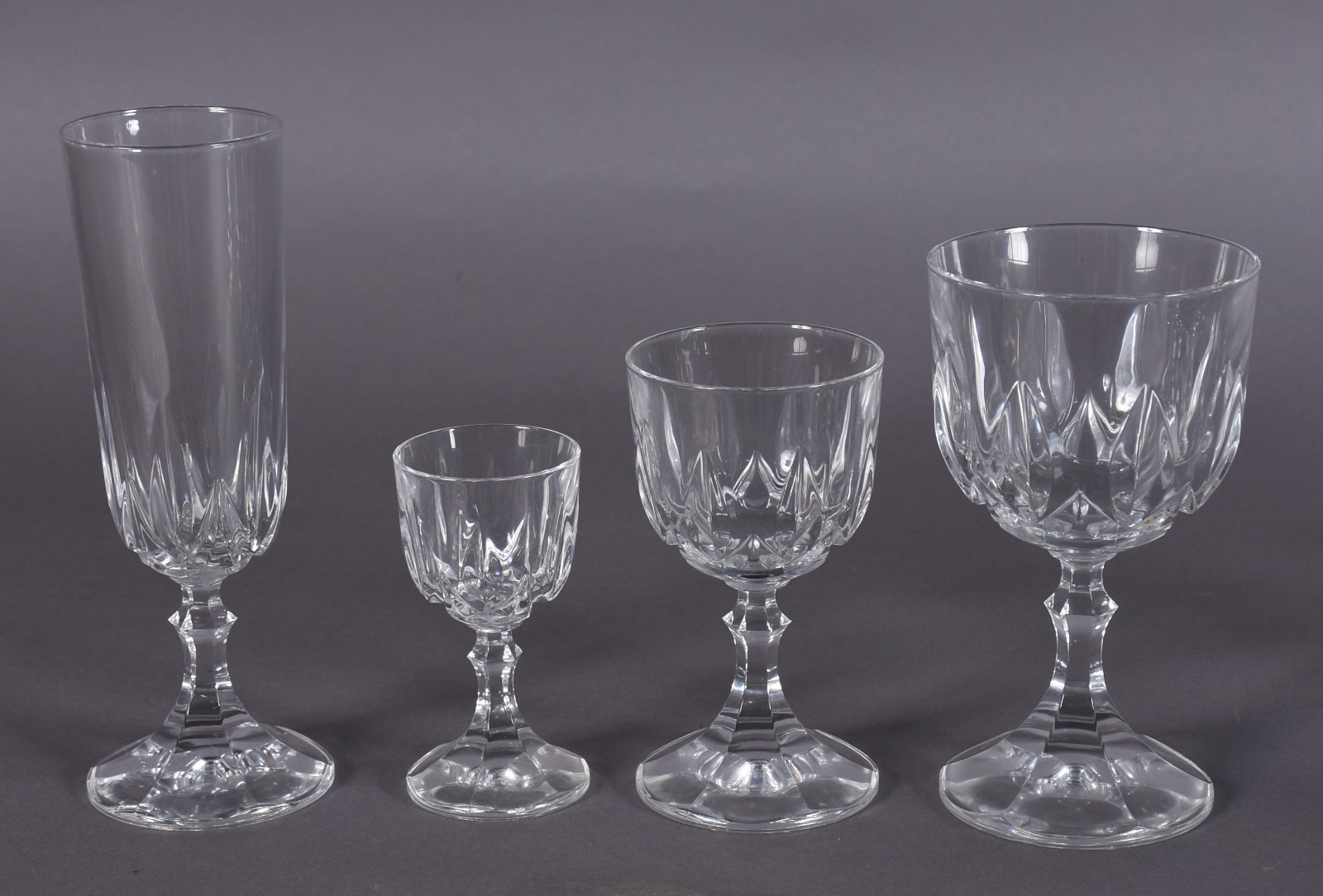 Serviço de cristal lapidado, composto de: 12 cálices para vinho... - foto 2 de 4