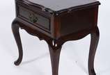 Mesa de cabeceira de madeira nobre com 1 gaveta... - Mesa de cabeceira de madeira nobre com 1 gaveta, estilo Chipendale.