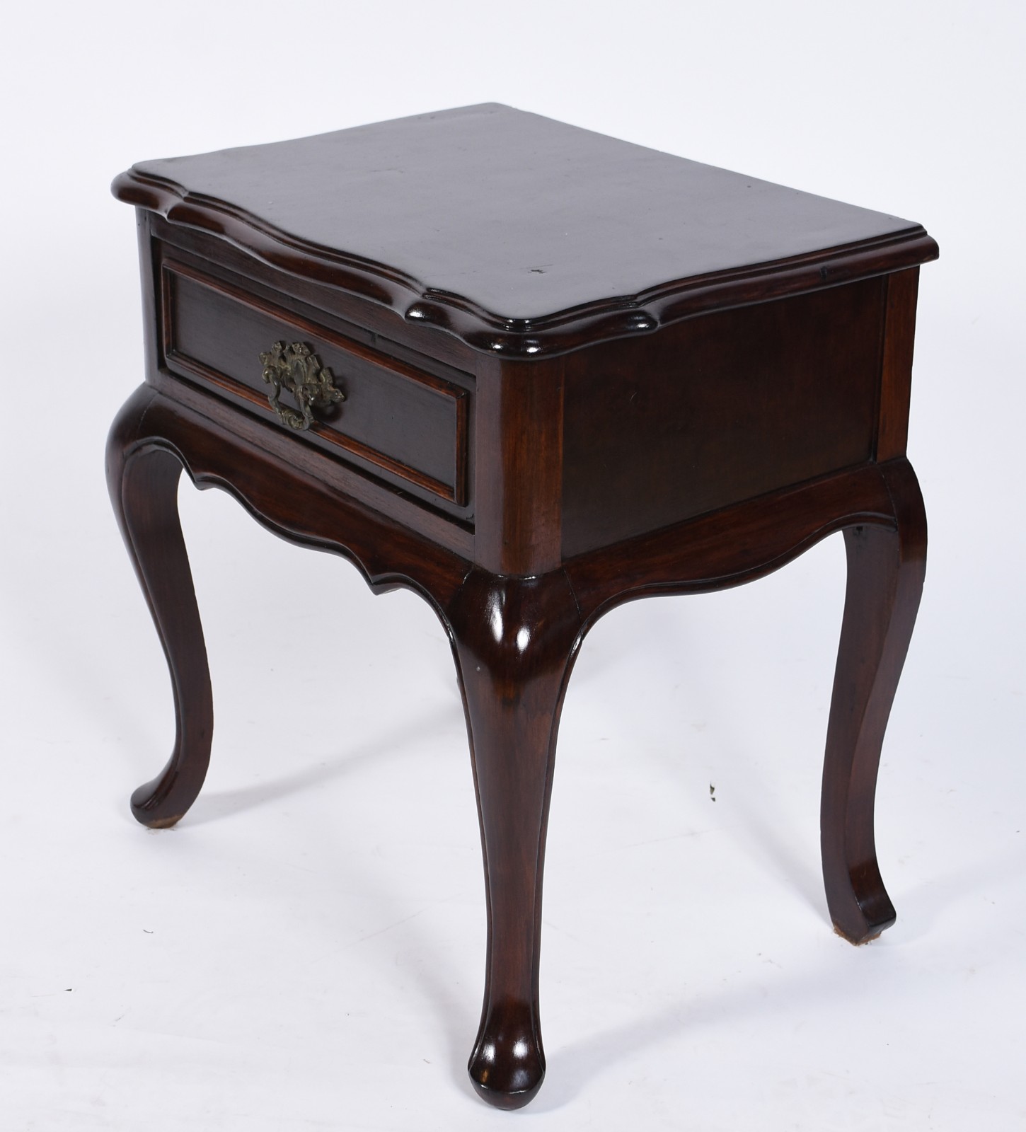 Mesa de cabeceira de madeira nobre com 1 gaveta, estilo Chipendale. - foto 1 de 5