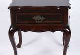 Mesa de cabeceira de madeira nobre com 1 gaveta... - Mesa de cabeceira de madeira nobre com 1 gaveta, estilo Chipendale.